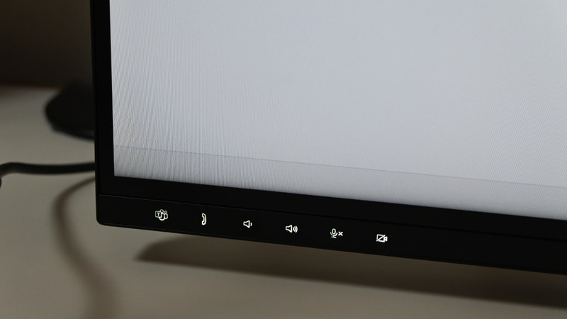 Microsoft Teamsの認証済み。画面左下には近接センサーつきのLEDインジケータスイッチが装備され、各種のコントロールができる