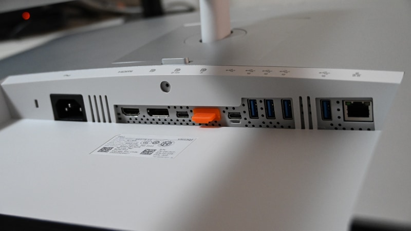 背面に並ぶ端子類。電源は一般的な3ピンケーブル。オレンジ色の端子がかぶっているのはデイジーチェーンで別のDisplayPortモニターをつなぐためのMST(Multi Stream Transport)ポート。その右隣のUSB Type-C端子はPCと接続してデータ転送し、モニターをハブとして使い、接続された各種デバイスを使うためのもの