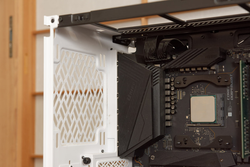 マザーボード背面インターフェースのシールドがつかえてLiquid Freezer IIを奥まで押し込めず、インストールを断念