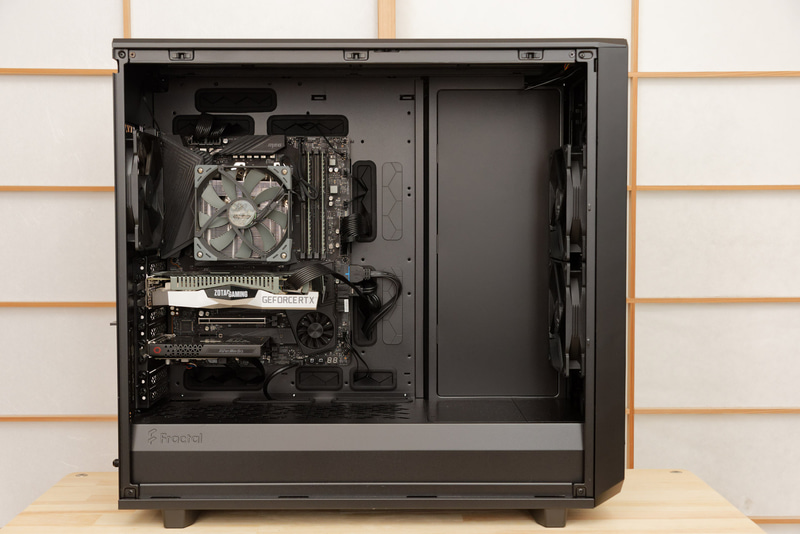 ミドルタワーケースからとりあえず空冷CPUクーラーのまま移行。なんだかスッカスカな感じ