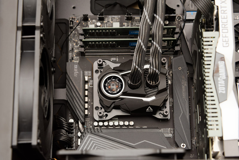 CPUにグリスを塗り、水冷ヘッドも装着