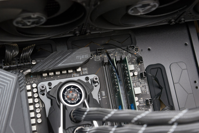 電源はマザーボード側のCPU FANコネクタからとる