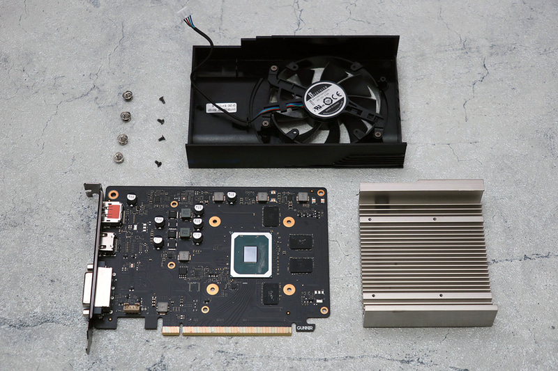 ヒートシンクを取り払ったところ