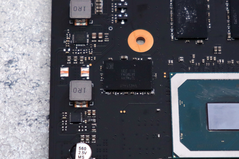 ビデオメモリはSamsungの「K4U8E3S4ADMGCL」