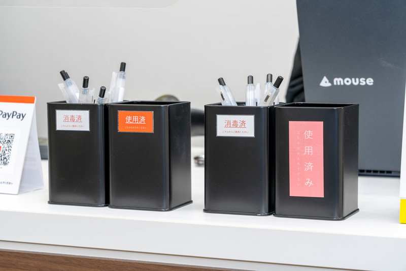 新型コロナウィルス感染対策に、使用済みペンと消毒済みペンを分けて入れるようにしている