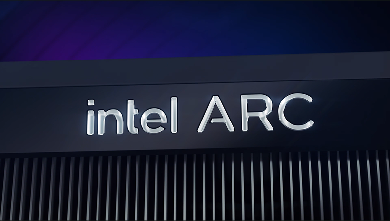 側面にはLED入りのIntel ARCロゴ