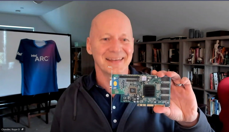 Intel GPUビジネスの始祖と言えるIntel 740を手に持つIntel 副社長 兼 クライアントグラフィックス製品事業部長 ロジャー・チャンドラー氏