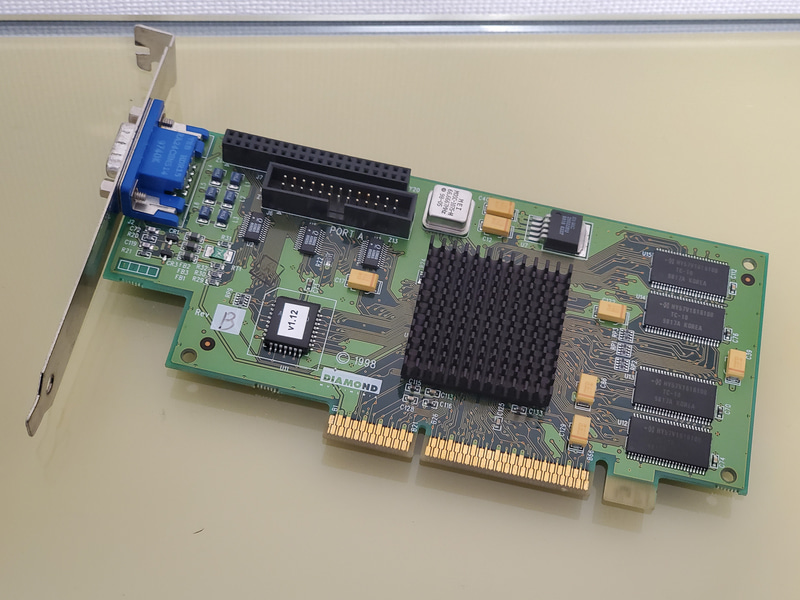 Intel 740を搭載したビデオカード、当時はPCI ExpressはまだなくAGPスロットを利用してマザーボードと接続していた