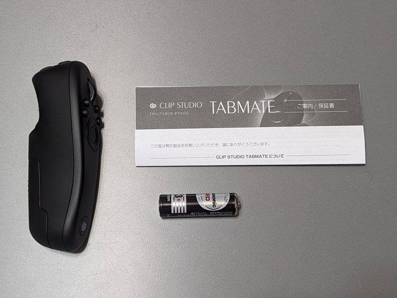 本体と単3電形乾電池、保証書が付属する。また入門版に当たるソフト「CLIP STUDIO PAINT DEBUT」のシリアルナンバーも付属する