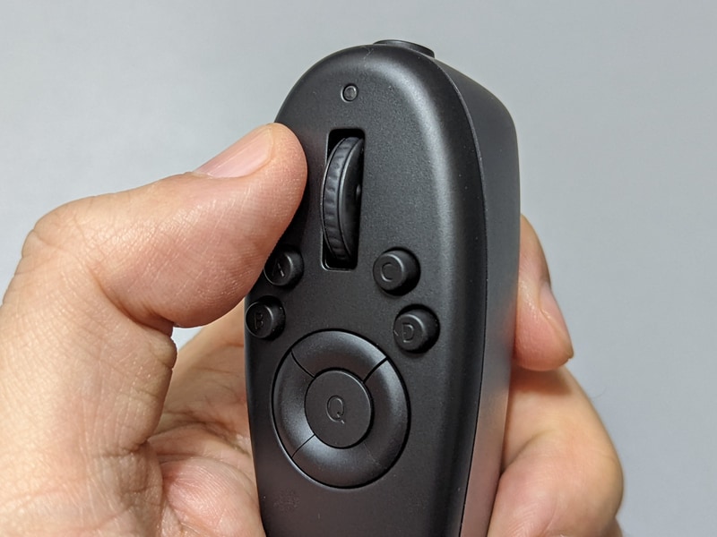 上部にはホイールを搭載。その下には4つのボタン、さらに上下左右/決定を行なう丸型の方向パッドが備わっている。これらはいずれも親指で操作する