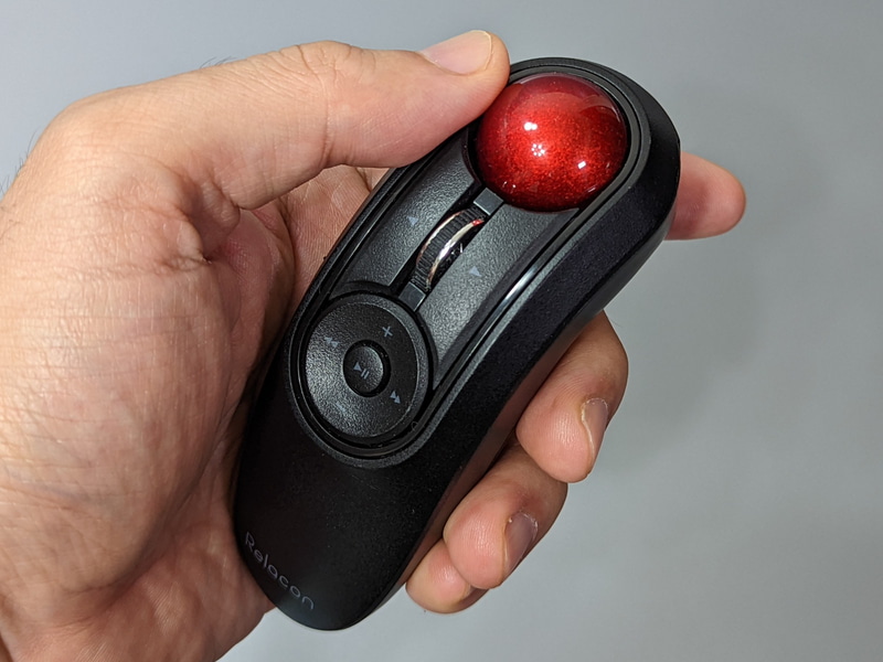 「Relacon」はホイール上に搭載された赤いトラックボールを使ってポインタを動かせる