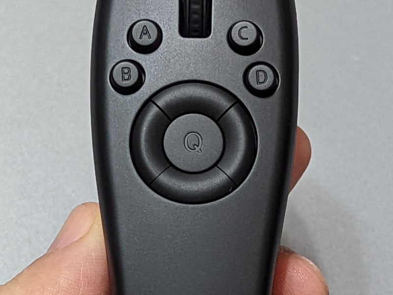 かろうじてこの方向パッドで水平および垂直方向へのポインタ移動はできるが、決まった距離しか動かせない。なにより斜め方向への移動が不可能だ