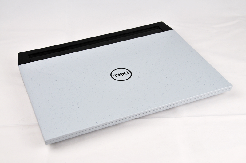 これが一般的なノートのデザインか?と言われると少し自信はないが、少なくともゲーミングノートっぽくないデザインではある。なお、本体の後ろにある黒い部分は飾りではなく内部には放熱用のフィンが入っている