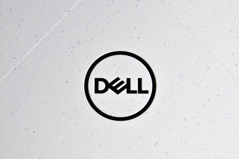 天板のロゴはゲーミングっぽいロゴではなく通常のDELLのロゴ。表面はスベスベした面とザラザラした面のツートーン柄になっていて、全体に御影石の柄を薄くしたような模様が入っている