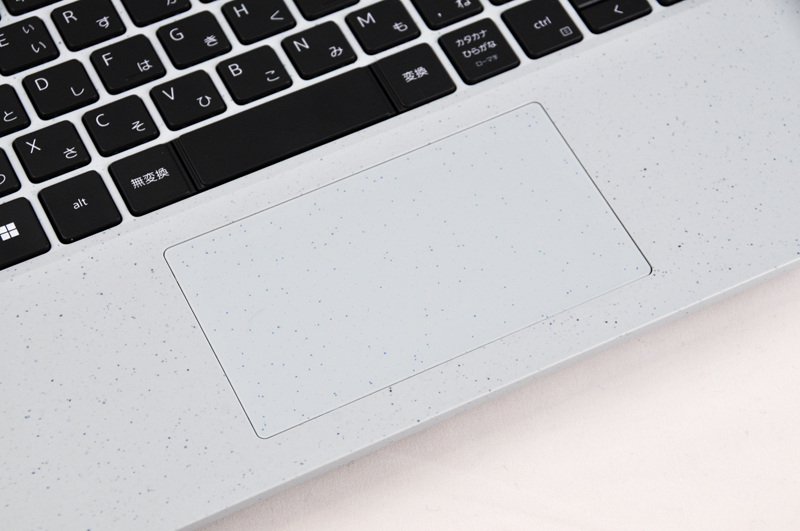 キーボードのキートップを除く全面には、天板と同様の御影石の柄を薄くしたような模様が入っている。ボディだけでなくタッチパッドにも模様が入っているのはおもしろい。ちなみに本体の裏面にはさすがに模様はない