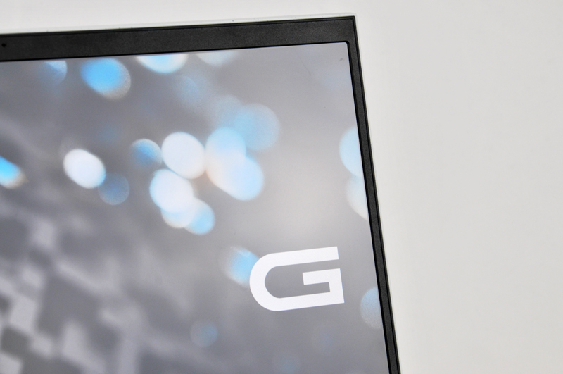 ディスプレイの表面は非光沢になっているので映り込みはほとんど気にならないレベルで、明るい部屋でゲームをプレイしてもゲームに集中できる