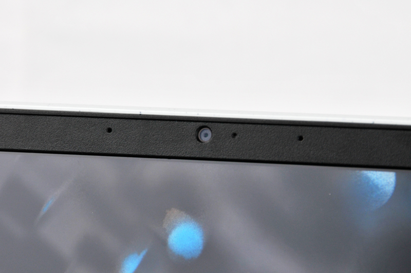 ディスプレイの上部にはWebカメラを搭載している。画素数は非公開だが、Windowsのカメラアプリによると90万画素で1,280×720ドットとなっていた