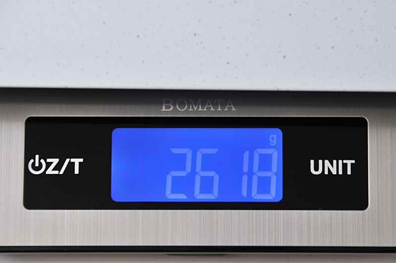 モバイル仕様のゲーミングノートを除けば、通常のゲーミングノートは据え置きで使用するものだ。Dell G15も実測で2.618kgあり、持ち歩くには少々重い。ただ、デルとしては持ち歩くことも想定しているようで、ピッタリサイズのバックパックを一緒に注文できるようになっている