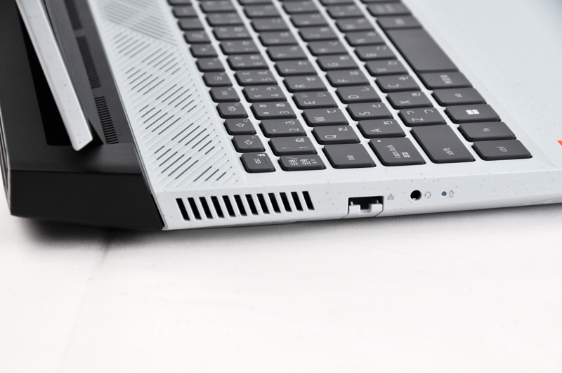 左側面にはGigabit Ethernetと、ヘッドフォン/マイクのコンボジャックを搭載している。高速な無線LAN環境でもゲーム時には通信遅延が気になることが多いので、ゲーミングノートではLANポートが搭載されていることが多い