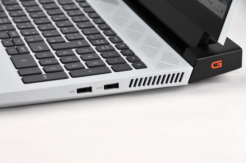 右側面にはUSB 3.0を2ポート搭載している。右側面はマウスと干渉する位置なので、使うときにだけ接続する機器や、外付けでキーボードを接続してマウスとの干渉をなくすと良いだろう