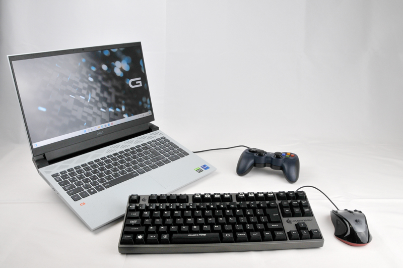 中央右辺りに外付けモニターがあると思ってみてほしい。イメージ写真なのでほかにケーブル類も省いているが、このように色々接続してゲーミングデスクトップPCのように使うことも可能だ