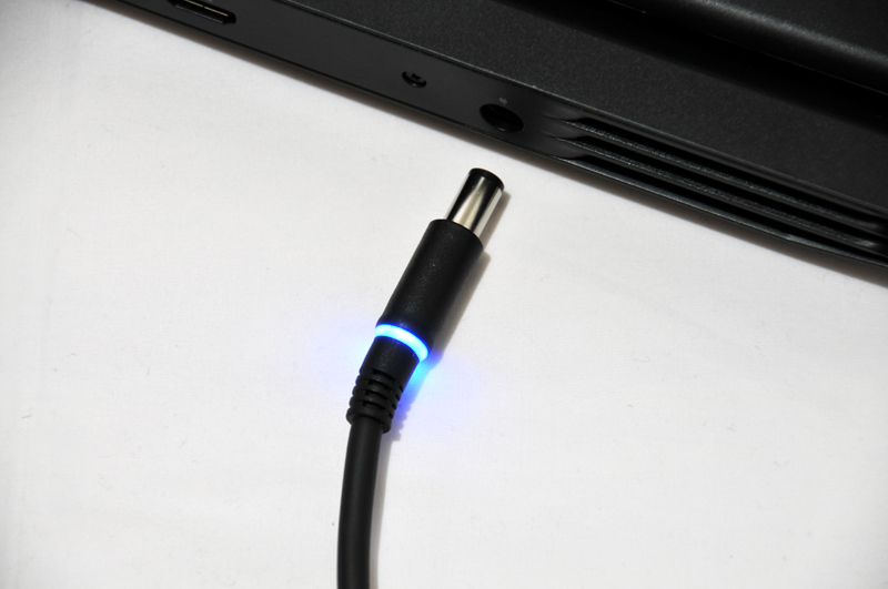 ACアダプタのノート側の端子部は光る。ゲーミングノートでは頻繁に抜き差しするものではないのでなぜ光るのかなかなかの謎仕様だが、まあでもカッコ良くはある