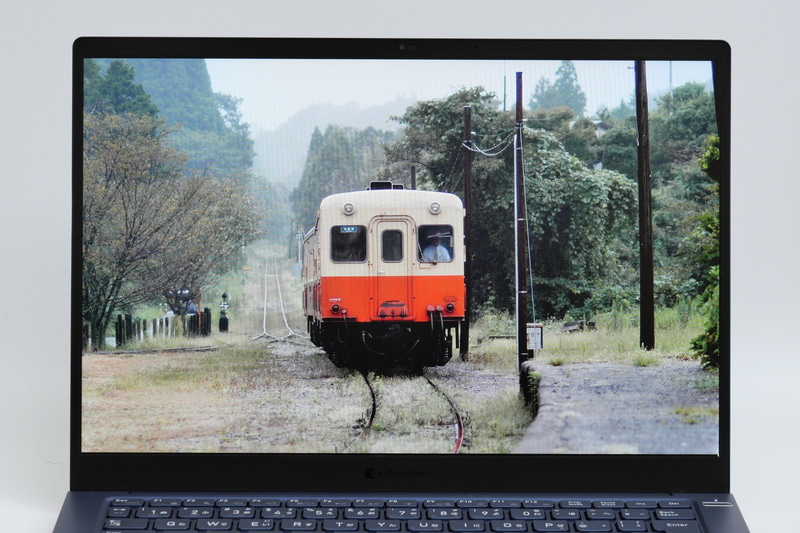 IGZO液晶ではないものの、視野角の広さや発色の鮮やかさは申し分ない