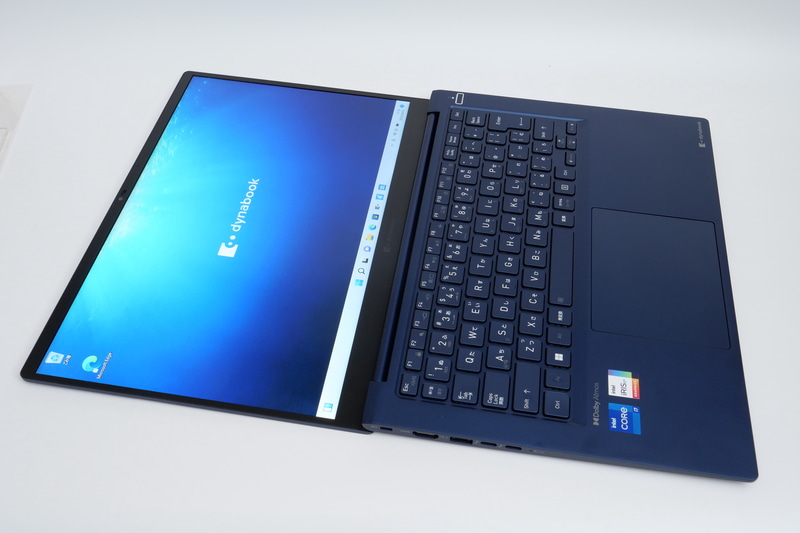 ディスプレイは180度開くため、対面のプレゼンなどは便利