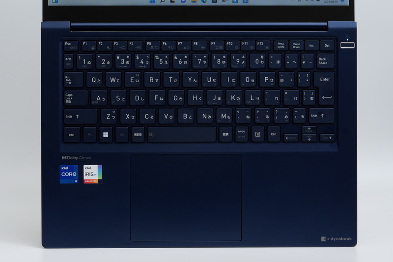 アイソレーションタイプの日本語キーボードを搭載。カーソルキーはやや小さいが、配列は標準的だ