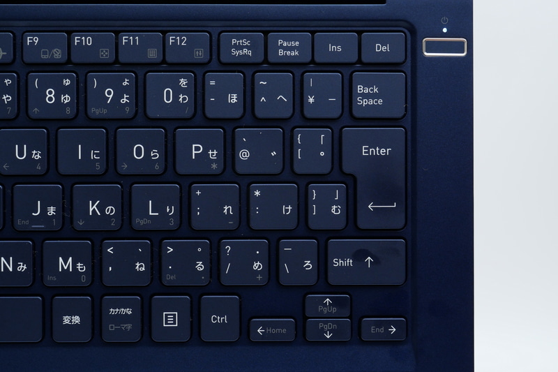 Enterキー付近の一部キーはピッチが狭くなっている。キーボード左右にやや幅の広いスペースが残っていることを考えると、もう少し側面ギリギリまで活用してEnterキー付近もフルピッチを確保してほしい