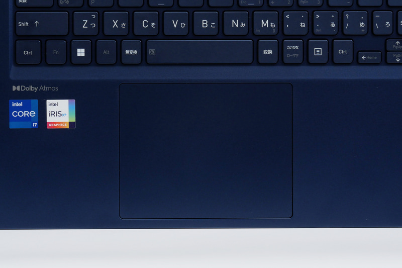 クリックボタン一体型のタッチパッドは面積が広く、Windows 11の4本指ジェスチャーも快適。新素材のプラスチックシートを採用しなめらかな指触りも魅力