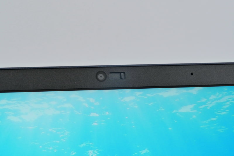 ディスプレイ上部には約92万画素カメラを搭載