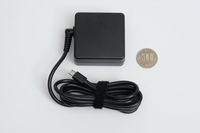 付属ACアダプタはUSB Type-C接続で、出力は最大65W