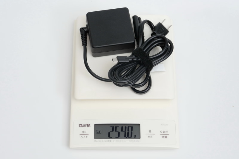 ACアダプタの重量は、付属電源ケーブル込みで実測254gだった
