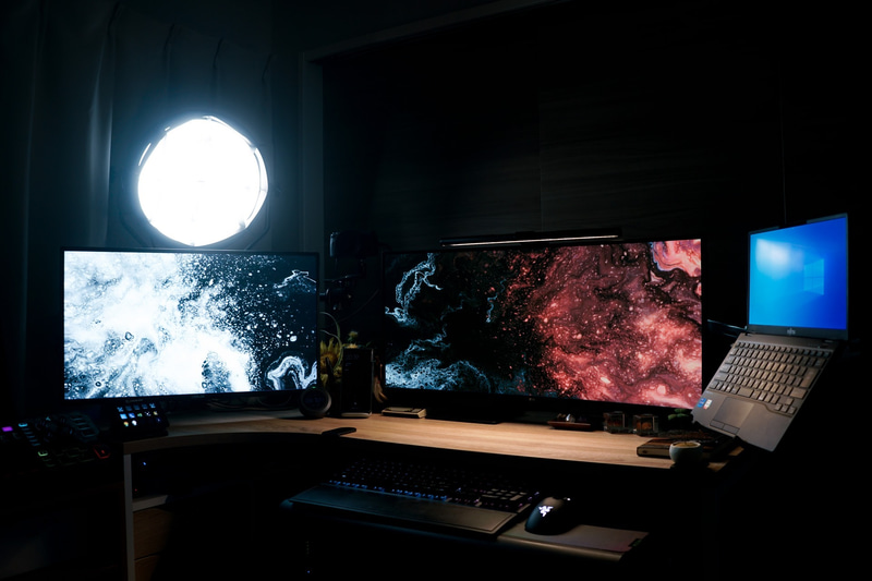 2022年4月現在の筆者のPCデスク