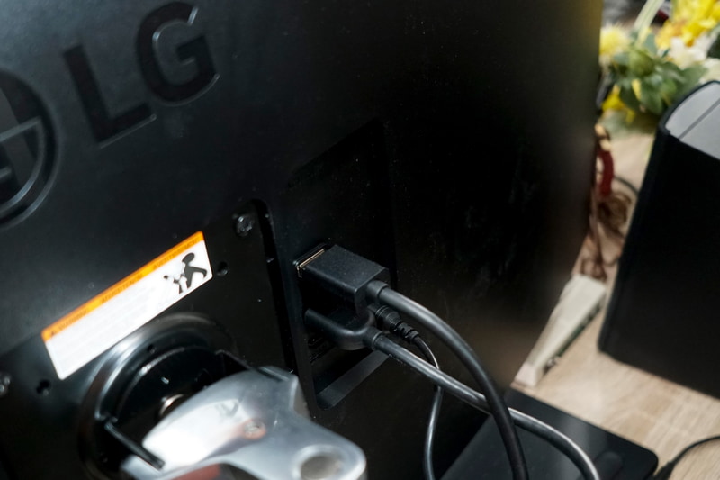 インターフェイスはHDMI×2、DisplayPort 1.4×1