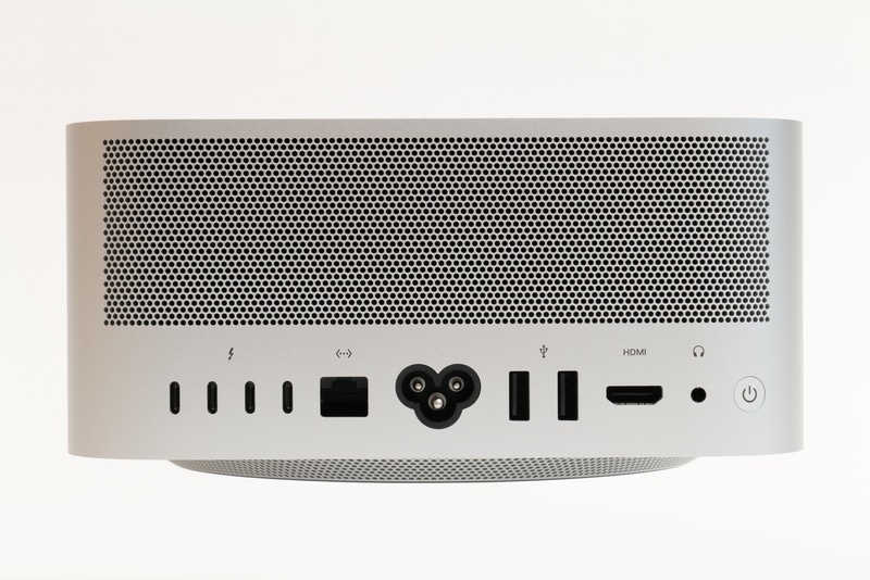 背面にはThunderbolt 4(DisplayPort、Thunderbolt4：最大40Gb/s、USB 4：最大40Gb/s、USB 3.1 Gen2：最大10Gb/s)×4、有線LAN(10Gb)、電源端子、USB-A(最大5Gb/s)×2、HDMI 2.0、3.5mmヘッドフォンジャック、電源ボタンが配置