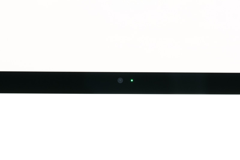 モニター上部にセンターフレームに対応した1,200万画素超広角カメラ(F2.4)を内蔵