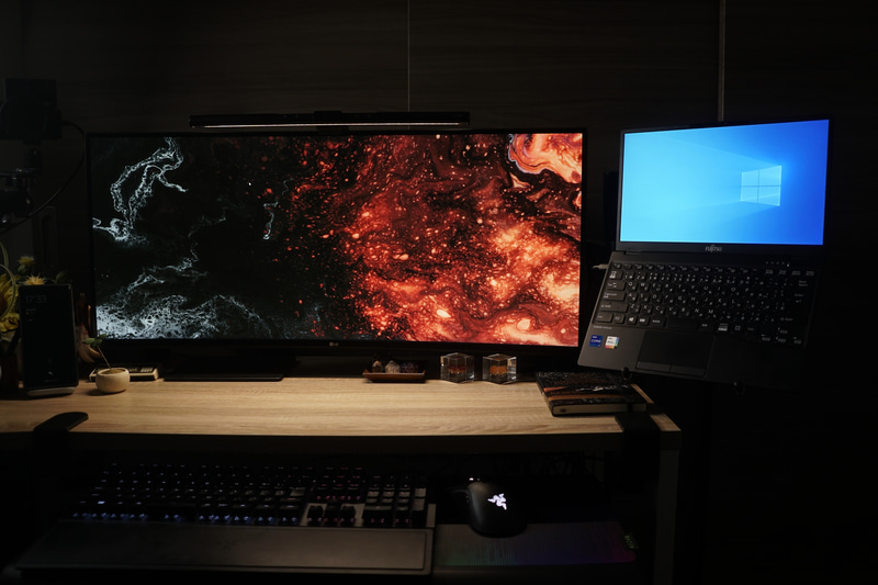 メインディスプレイとその横にアームで設置しているモバイルノート