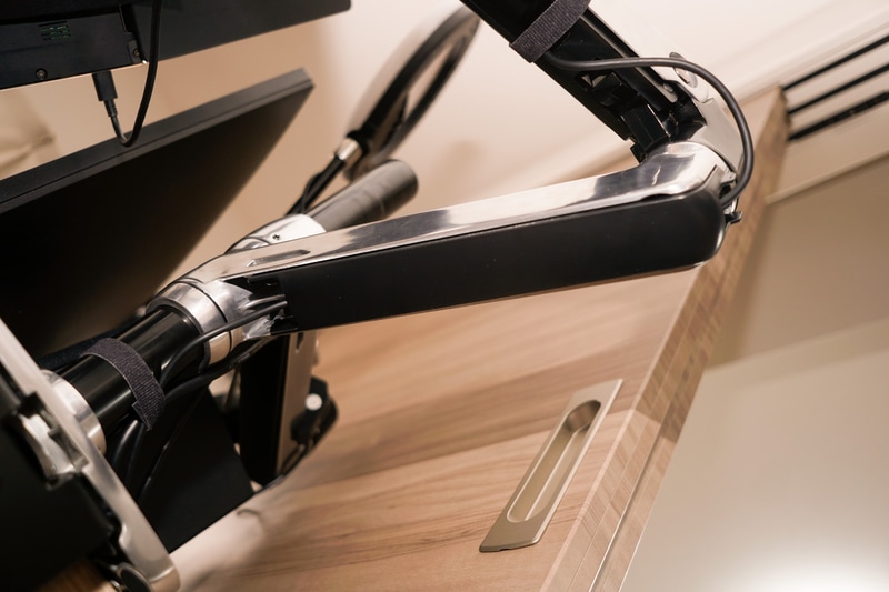 ノートの電源ケーブルなどは、このようにアームの裏側内部に引き回せる