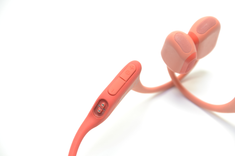 「OpenRun Pro」は右耳の後ろ部分に音量調節ボタンがある