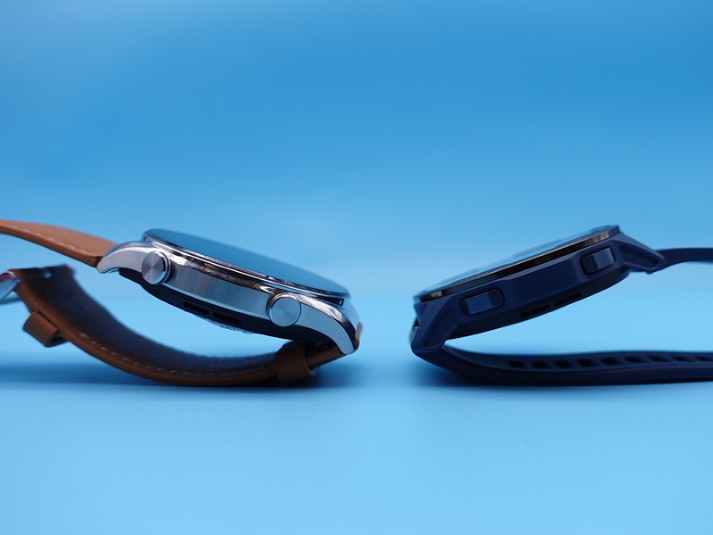 本体右側の上部と下部にボタン