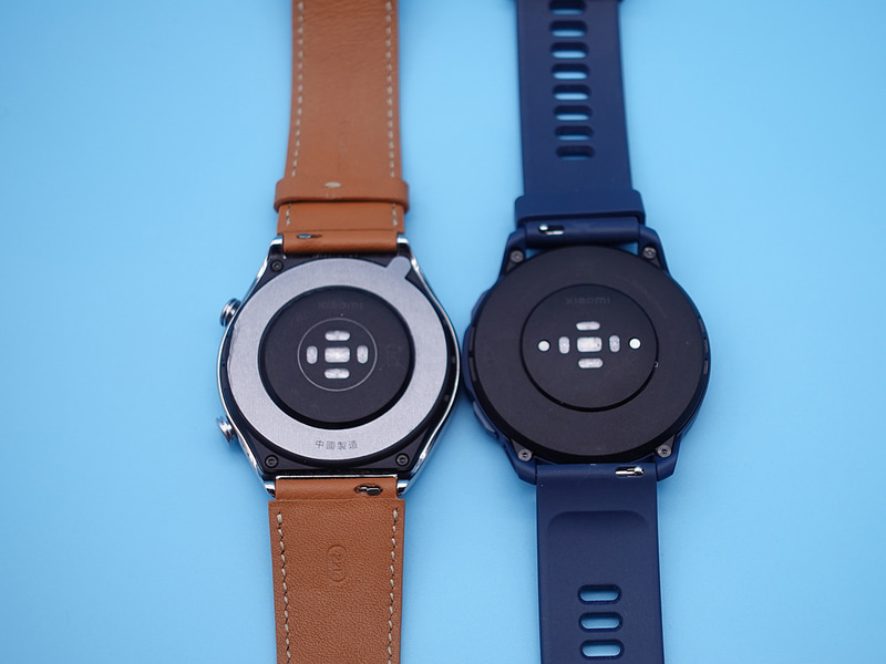 S1(左)は無接点充電のため充電端子がない