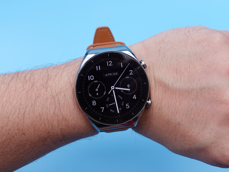 1.43型の大型OLEDディスプレイを搭載