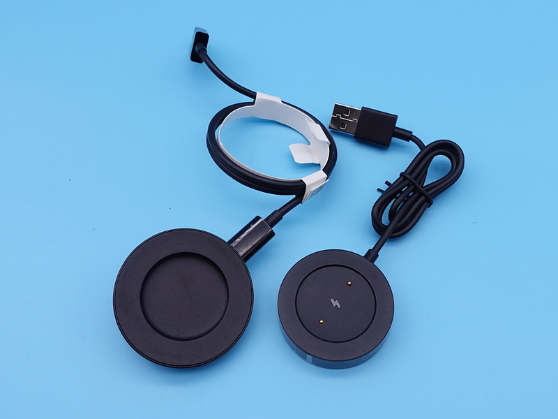 同梱の充電ケーブル