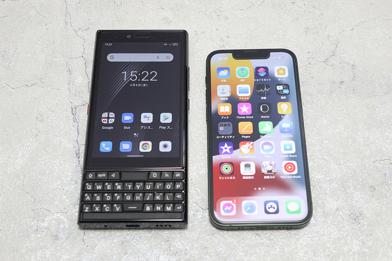 iPhone 13 mini(右)とほぼ同じ横幅で、片手でも握りやすい