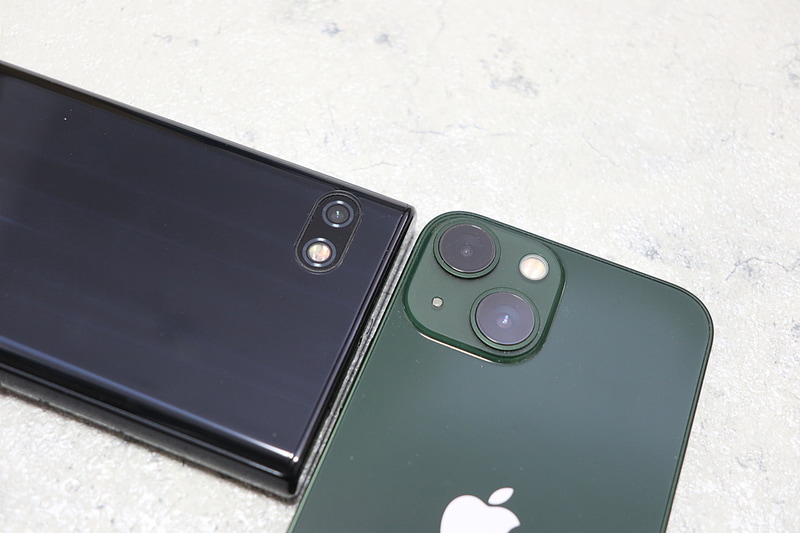 カメラ部が出っ張っていないため、机の上に置いてもフラットだ