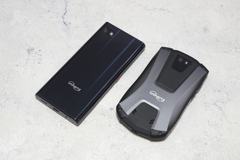 Titan Pocket(右)と比較するとだいぶおとなしいデザインの筐体となった