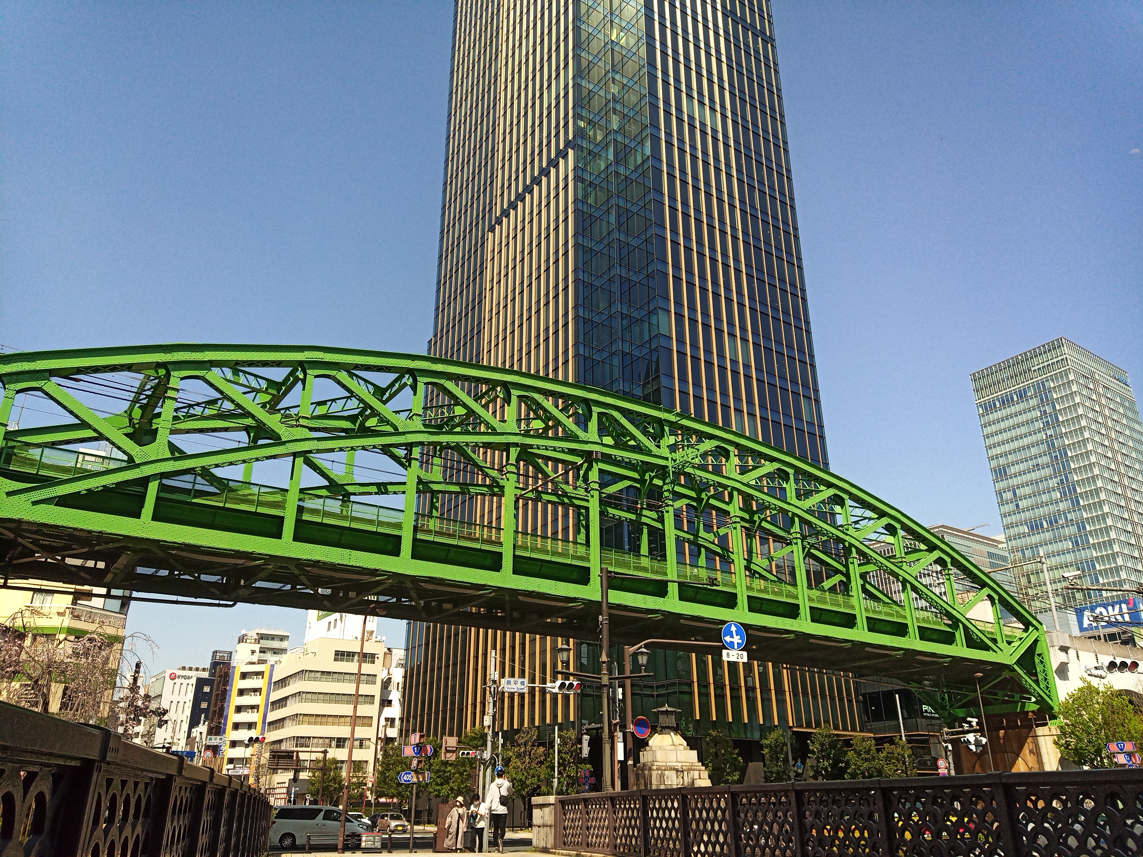 順光環境での写り。空がちょっとノイジーで黄色かぶりしている印象だ