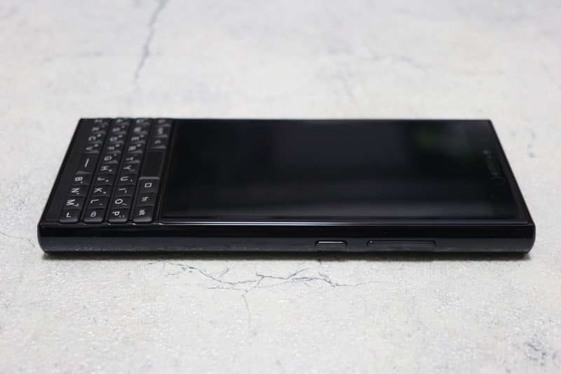 本体右側面は電源ボタンと音量調節